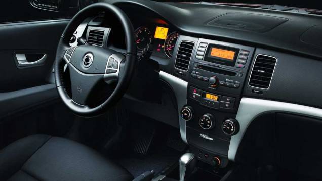Korando vem de série com computador de bordo, kit multimídia, direção elétrica, piloto automático, entre outros | <a href="https://gutenberg.quatrorodas.abril.com.br/carros/lancamentos/ssangyong-korando-637990.shtml" rel="migration">Leia mais</a> Korando vem de série com computador de bordo, kit multimídia, direção elétrica, piloto automático, entre outros | <a href="https://gutenberg.quatrorodas.abril.com.br/carros/lancamentos/ssangyong-korando-637990.shtml" rel="migration">Leia mais</a>