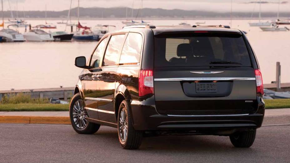 O modelo tem 5,15 metros de comprimento e 3,07 metros de distância entre-eixos | <a href="https://gutenberg.quatrorodas.abril.com.br/carros/lancamentos/chrysler-town-country-638453.shtml" rel="migration">Leia mais</a>