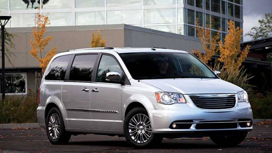 O motor entrega 283 cv de potência a 6.400 rpm | <a href="https://gutenberg.quatrorodas.abril.com.br/carros/lancamentos/chrysler-town-country-638453.shtml" rel="migration">Leia mais</a>