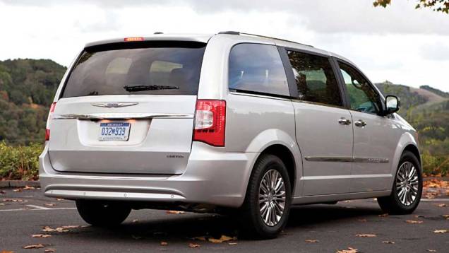 A minivan tem 1,72 metro de altura e 1,99 metro de largura | <a href="https://gutenberg.quatrorodas.abril.com.br/carros/lancamentos/chrysler-town-country-638453.shtml" rel="migration">Leia mais</a> A minivan tem 1,72 metro de altura e 1,99 metro de largura | <a href="https://gutenberg.quatrorodas.abril.com.br/carros/lancamentos/chrysler-town-country-638453.shtml" rel="migration">Leia mais</a>