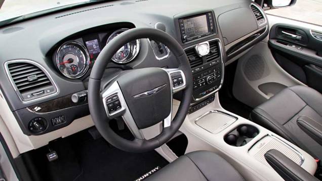 A transmissão é automática de seis velocidades eoferece a possibilidade de trocas de marcha sequenciais | <a href="https://gutenberg.quatrorodas.abril.com.br/carros/lancamentos/chrysler-town-country-638453.shtml" rel="migration">Leia mais</a> A transmissão é automática de seis velocidades eoferece a possibilidade de trocas de marcha sequenciais | <a href="https://gutenberg.quatrorodas.abril.com.br/carros/lancamentos/chrysler-town-country-638453.shtml" rel="migration">Leia mais</a>