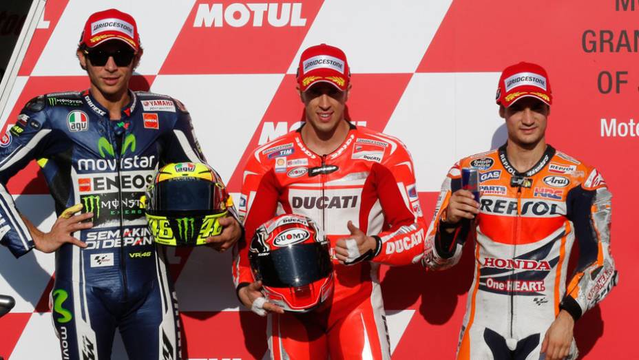 Andrea Dovizioso, Valentino Rossi e Dani Pedrosa, largam na primeira fila do GP de Motegi. | <a href="https://gutenberg.quatrorodas.abril.com.br/moto/noticias/motogp-dovizioso-conquista-pole-japao-805545.shtml" rel="migration">Leia mais</a>