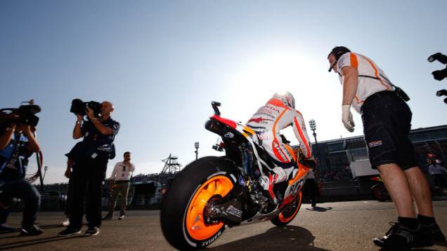 Mesmo caindo, Pedrosa terminou em terceiro. | <a href="https://gutenberg.quatrorodas.abril.com.br/moto/noticias/motogp-dovizioso-conquista-pole-japao-805545.shtml" rel="migration">Leia mais</a> Mesmo caindo, Pedrosa terminou em terceiro. | <a href="https://gutenberg.quatrorodas.abril.com.br/moto/noticias/motogp-dovizioso-conquista-pole-japao-805545.shtml" rel="migration">Leia mais</a>