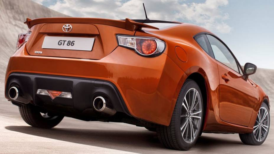 Duas saídas de escape e lanternas translúcidas: o GT 86 é um legítimo esportivo japonês | <a href="https://gutenberg.quatrorodas.abril.com.br/noticias/toyota-mostra-detalhes-gt-86-308379_p.shtml" rel="migration">Leia mais</a>