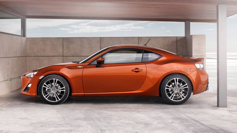 A linha do teto é um dos destaques de estilo do GT 86 | <a href="https://gutenberg.quatrorodas.abril.com.br/noticias/toyota-mostra-detalhes-gt-86-308379_p.shtml" rel="migration">Leia mais</a>