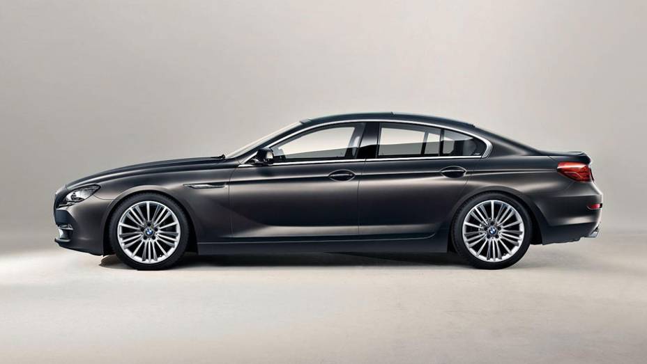 O carro se inspirou no conceito Gran Coupe, mostrado no Salão de Pequim de 2010 | <a href="https://gutenberg.quatrorodas.abril.com.br/saloes/genebra/2012/bmw-serie-g-gran-coupe-678484.shtml" rel="migration">Leia mais</a>