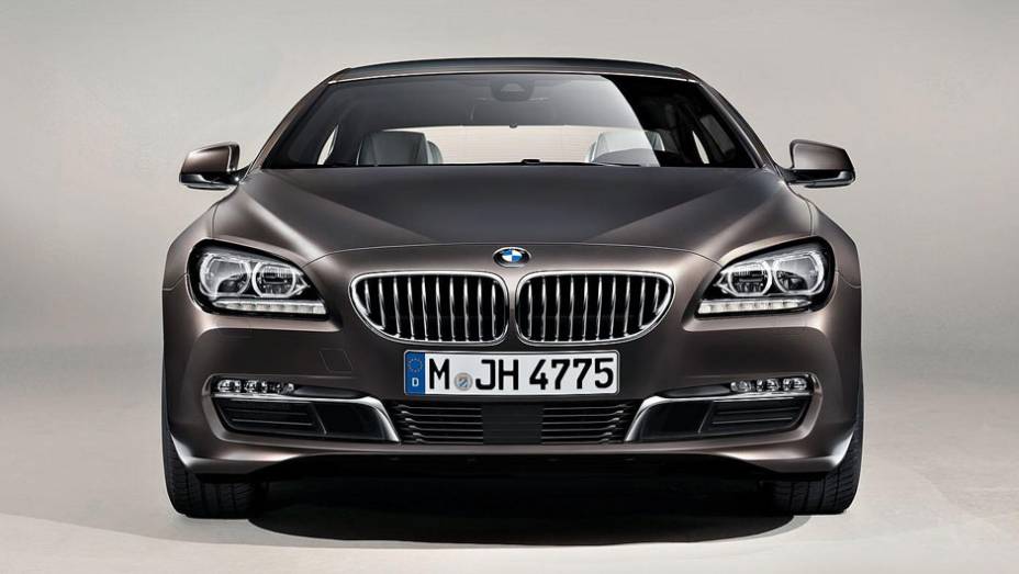 Olha a grade em formato de duplo rim aí... | <a href="https://gutenberg.quatrorodas.abril.com.br/saloes/genebra/2012/bmw-serie-g-gran-coupe-678484.shtml" rel="migration">Leia mais</a>