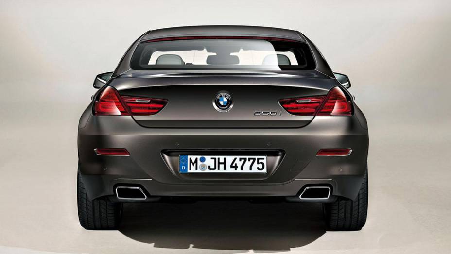 As belas lanternas chamam atenção na parte de trás | <a href="https://gutenberg.quatrorodas.abril.com.br/saloes/genebra/2012/bmw-serie-g-gran-coupe-678484.shtml" rel="migration">Leia mais</a>