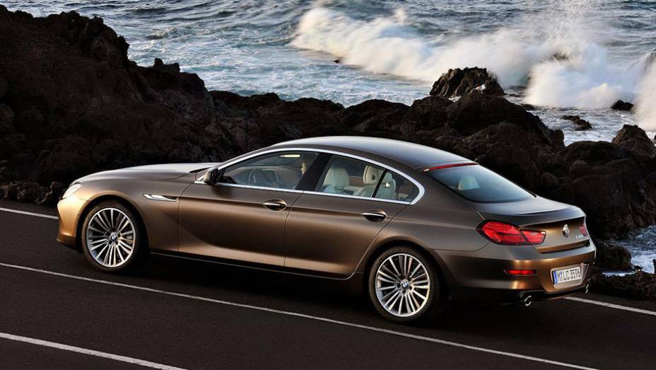 A linha de cintura é marcada por um vinco que corta toda a lateral | <a href="https://gutenberg.quatrorodas.abril.com.br/saloes/genebra/2012/bmw-serie-g-gran-coupe-678484.shtml" rel="migration">Leia mais</a>