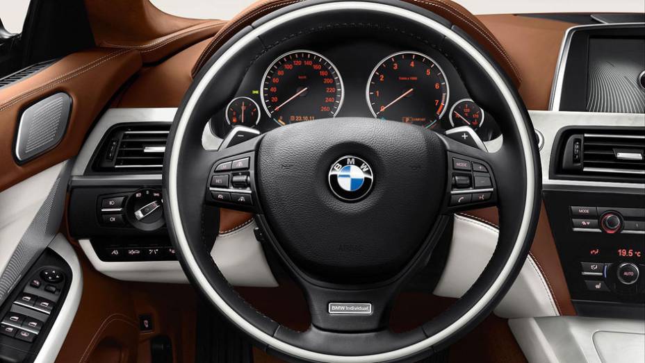 O acabamento de luxo pode receber a personalização da divisão BMW Individual | <a href="https://gutenberg.quatrorodas.abril.com.br/saloes/genebra/2012/bmw-serie-g-gran-coupe-678484.shtml" rel="migration">Leia mais</a>
