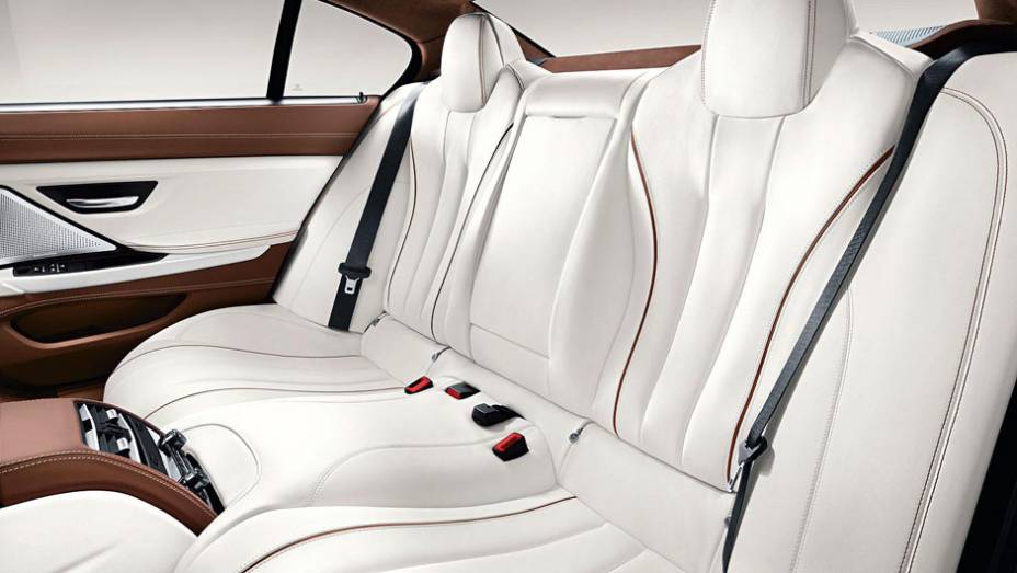 O Série 6 Gran Coupe é grande, mas leva só quatro pessoas. Com muito conforto, claro | <a href="https://gutenberg.quatrorodas.abril.com.br/saloes/genebra/2012/bmw-serie-g-gran-coupe-678484.shtml" rel="migration">Leia mais</a>