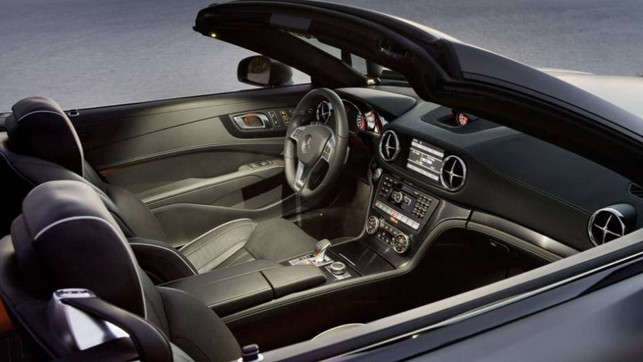 A inspiração no SLS também aparece no interior, que usa materiais nobres no acabamento... | <a href="https://gutenberg.quatrorodas.abril.com.br/carros/lancamentos/mercedes-benz-sl-652125.shtml" rel="migration">Leia mais</a>