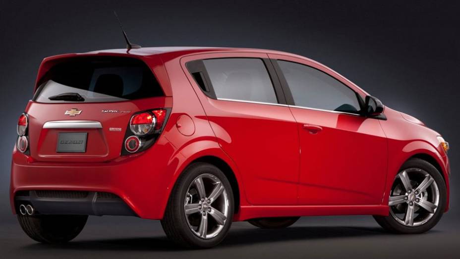 Versão tem detalhes esportivos na carroceria | <a href="https://gutenberg.quatrorodas.abril.com.br/noticias/chevrolet-revela-imagens-sonic-rs-310416_p.shtml" rel="migration">Leia mais</a>