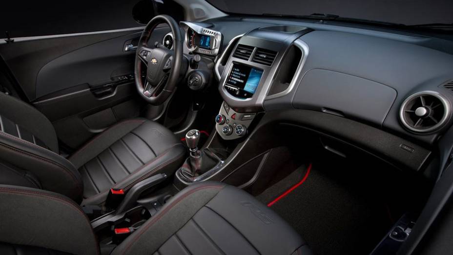 Interior conta com bancos e volante esportivos | <a href="https://gutenberg.quatrorodas.abril.com.br/noticias/chevrolet-revela-imagens-sonic-rs-310416_p.shtml" rel="migration">Leia mais</a>