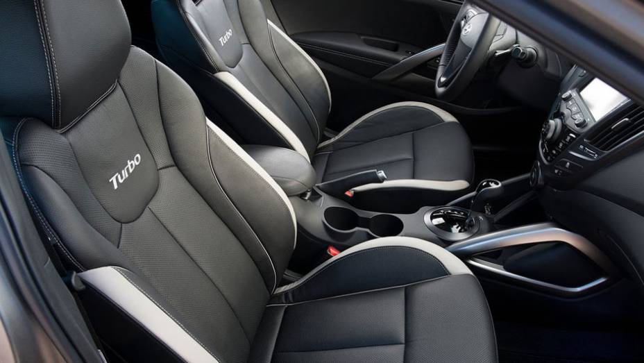 Interior contém detalhes com o logo "Turbo" Interior contém detalhes com o logo "Turbo"