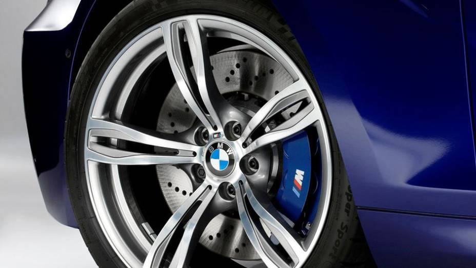 As belas rodas de 19 polegadas podem ser substituídas por um conjunto aro 20 | <a href="https://gutenberg.quatrorodas.abril.com.br/saloes/genebra/2012/bmw-m6-678571.shtml" rel="migration">Leia mais</a>
