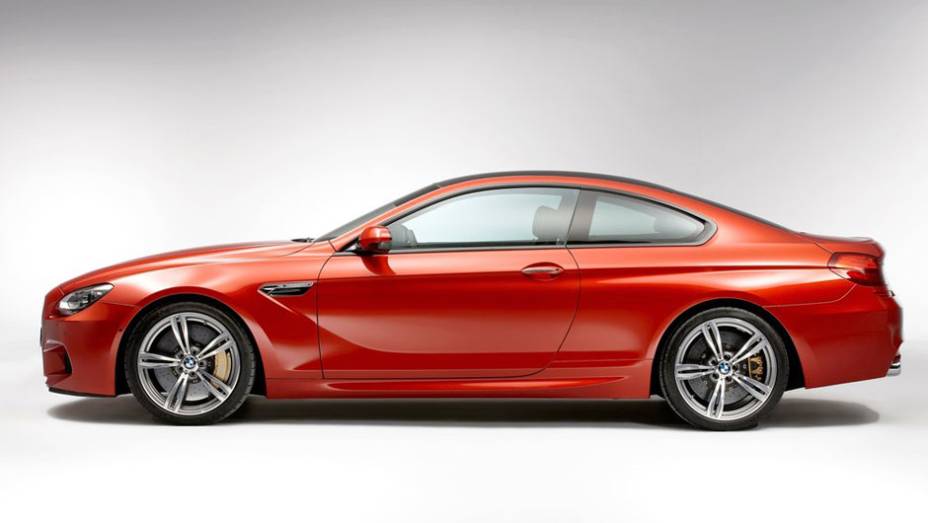 As linhas arrojadas do cupê ficaram ainda mais belas no M6 | <a href="https://gutenberg.quatrorodas.abril.com.br/saloes/genebra/2012/bmw-m6-678571.shtml" rel="migration">Leia mais</a>