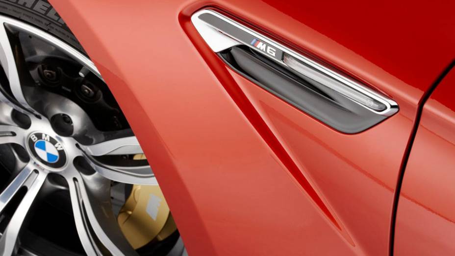 As tomadas de ar nas laterais são exclusivas do M6 | <a href="https://gutenberg.quatrorodas.abril.com.br/saloes/genebra/2012/bmw-m6-678571.shtml" rel="migration">Leia mais</a>