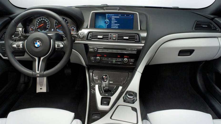 Comandos voltados para o motorista e muito requinte marcam a cabine do M6 | <a href="https://gutenberg.quatrorodas.abril.com.br/saloes/genebra/2012/bmw-m6-678571.shtml" rel="migration">Leia mais</a>