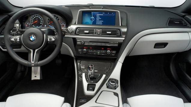 Comandos voltados para o motorista e muito requinte marcam a cabine do M6 | <a href="https://gutenberg.quatrorodas.abril.com.br/saloes/genebra/2012/bmw-m6-678571.shtml" rel="migration">Leia mais</a> Comandos voltados para o motorista e muito requinte marcam a cabine do M6 | <a href="https://gutenberg.quatrorodas.abril.com.br/saloes/genebra/2012/bmw-m6-678571.shtml" rel="migration">Leia mais</a>