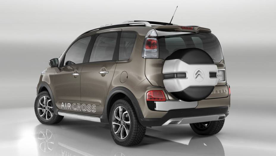 Estepe do SUV é assimétrico | <a href="https://gutenberg.quatrorodas.abril.com.br/carros/lancamentos/citroen-aircross-591224.shtml" rel="migration">Leia mais</a>