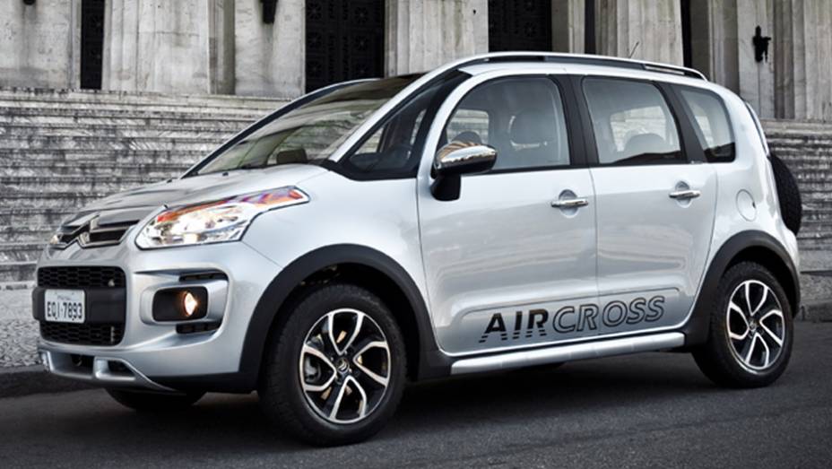 Na dianteira se destacam o capô elevado e a tomada de ar aberta | <a href="https://gutenberg.quatrorodas.abril.com.br/carros/lancamentos/citroen-aircross-591224.shtml" rel="migration">Leia mais</a>