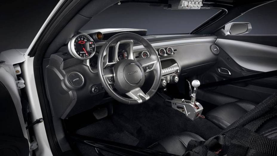 Note o nada discreto conta-giros com shift light (luz que indica o momento certo para trocar de marcha) à esquerda | <a href="https://gutenberg.quatrorodas.abril.com.br/noticias/fabricantes-conceito-chevrolet-sera-produzido-317761_p.shtml" rel="migration">Leia mais</a>