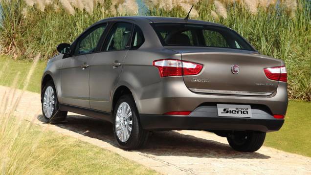 Na versão Essence, os detalhes externos têm acabamento cromado | <a href="https://gutenberg.quatrorodas.abril.com.br/carros/lancamentos/fiat-grand-siena-680146.shtml" rel="migration">Leia mais</a> Na versão Essence, os detalhes externos têm acabamento cromado | <a href="https://gutenberg.quatrorodas.abril.com.br/carros/lancamentos/fiat-grand-siena-680146.shtml" rel="migration">Leia mais</a>