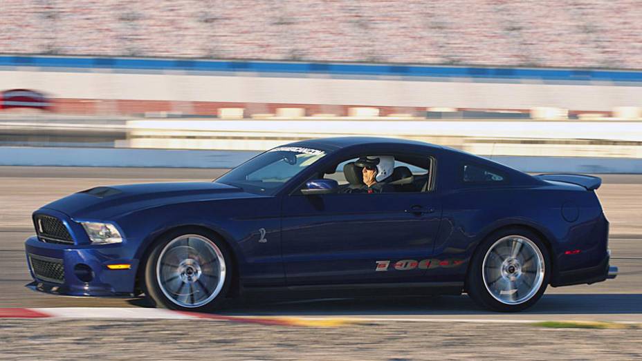 Shelby 1000 é baseado no Ford Shelby GT500 | <a href="https://gutenberg.quatrorodas.abril.com.br/saloes/nova-york/2012/ford-shelby-1000-680842.shtml" rel="migration">Leia mais</a>