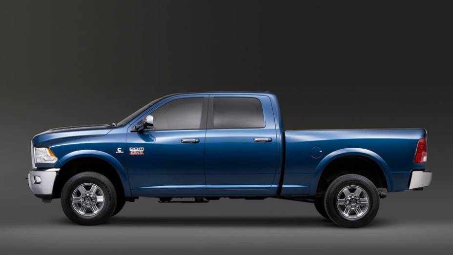 Não é qualquer garagem que comporta uma Ram: ela tem quase seis metros de comprimento | <a href="https://gutenberg.quatrorodas.abril.com.br/salao-do-automovel/2012/carros/2500-laramie-704034.shtml" rel="migration">Leia mais</a>