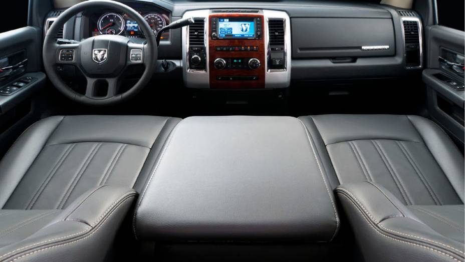 A picape será vendida apenas na versão Laramie, que vem recheada com itens como ar-condicionado digital, bancos de couro, seis airbags e freios ABS | <a href="https://gutenberg.quatrorodas.abril.com.br/salao-do-automovel/2012/carros/2500-laramie-704034.shtml" rel="migration">Leia mai</a>