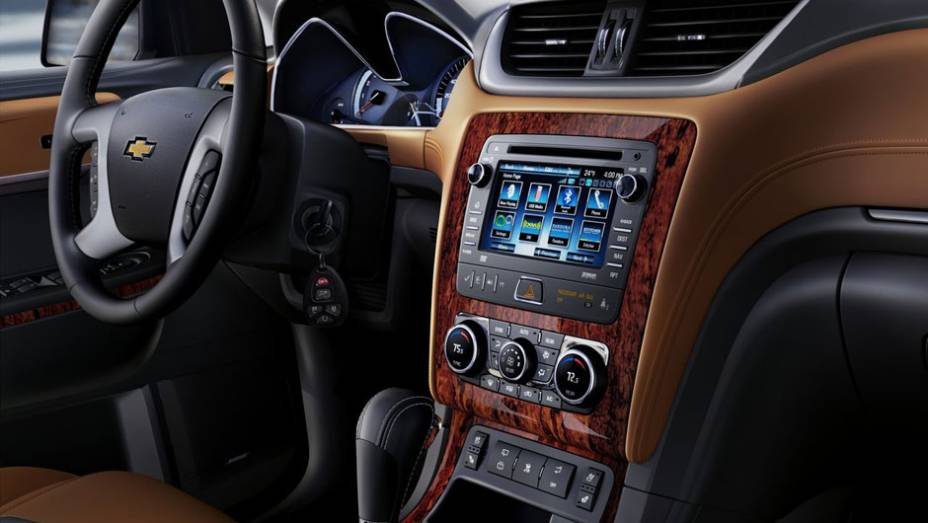 O console central é novo e pode incluir o sistema MyLink.. | <a href="https://gutenberg.quatrorodas.abril.com.br/saloes/nova-york/2012/chevrolet-traverse-680860.shtml" rel="migration">Leia mais</a>