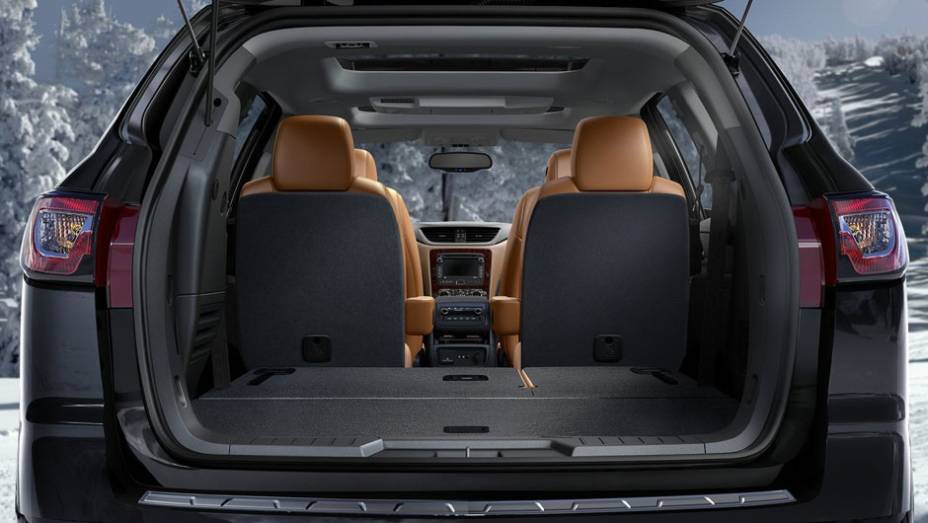 O destaque vai para o airbag frontal central, item inédito na indústria automotiva. | <a href="https://gutenberg.quatrorodas.abril.com.br/saloes/nova-york/2012/chevrolet-traverse-680860.shtml" rel="migration">Leia mais</a>