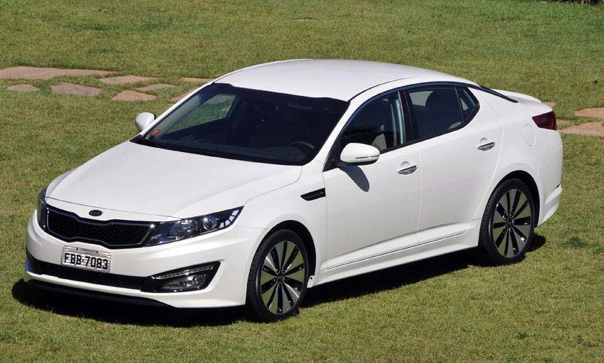 Vers&atilde;o topo de linha, com tem teto-solar panor&acirc;mico, far&oacute;is de xen&ocirc;nio e sistema de partida sem chave, sai por R$ 106.900 | <a href="https://gutenberg.quatrorodas.abril.com.br/carros/lancamentos/kia-optima-681089.shtml" rel="migration">Leia mais</a>
