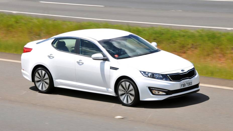 Modelo apela para o tom esportivo | <a href="https://gutenberg.quatrorodas.abril.com.br/carros/lancamentos/kia-optima-681089.shtml" rel="migration">Leia mais</a>
