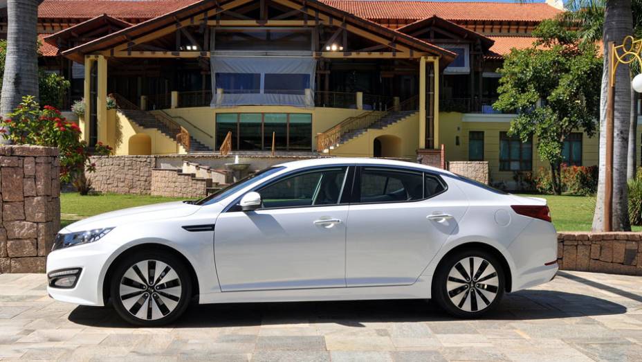 Optima rivaliza com Mercedes Bennz C180 e BMW S&eacute;rie 3 | <a href="https://gutenberg.quatrorodas.abril.com.br/carros/lancamentos/kia-optima-681089.shtml" rel="migration">Leia mais</a>
