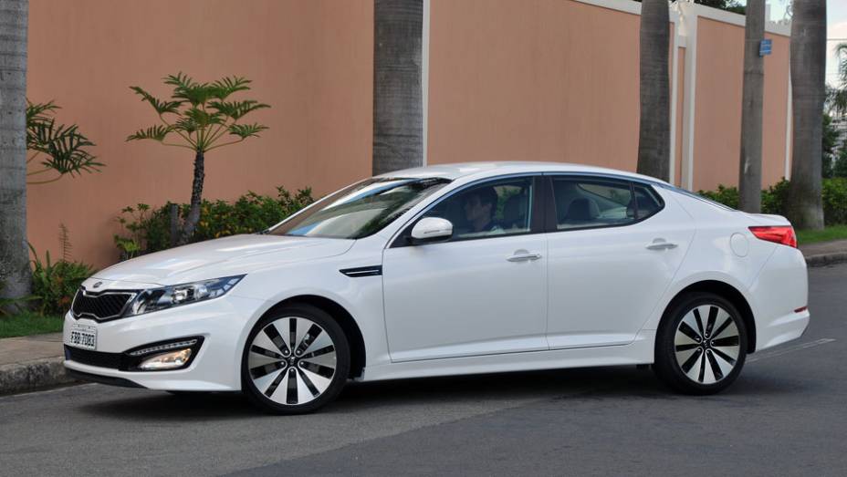 Ford Fusion e o Hyundai Sonata tamb&eacute;m s&atilde;o concorrentes | <a href="https://gutenberg.quatrorodas.abril.com.br/carros/lancamentos/kia-optima-681089.shtml" rel="migration">Leia mais</a>