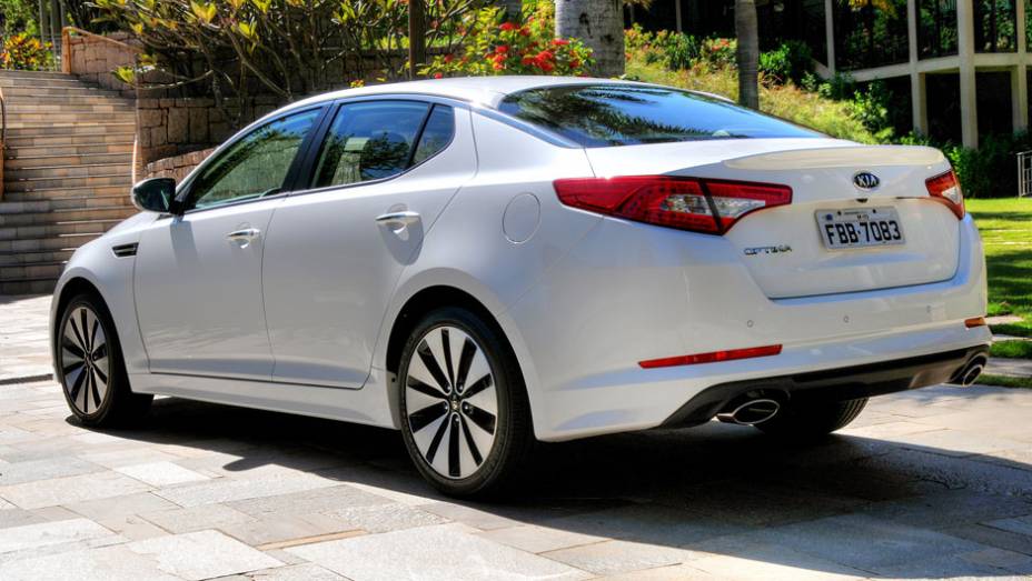 Com 4,85 m de comprimento e 2,80 m de entre-eixos, o Optima possui uma vasta lista de equipamentos | <a href="https://gutenberg.quatrorodas.abril.com.br/carros/lancamentos/kia-optima-681089.shtml" rel="migration">Leia mais</a>