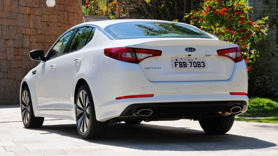 Ar-condicionado digital dual-zone, dire&ccedil;&atilde;o el&eacute;trica, seis airbags, freios ABS com EBD e BAS equipam o modelo | <a href="https://gutenberg.quatrorodas.abril.com.br/carros/lancamentos/kia-optima-681089.shtml" rel="migration">Leia mais</a>