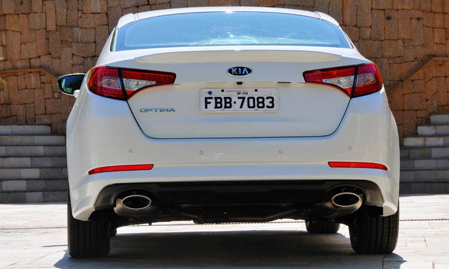 Modelo desenvolve 180 cavalos de pot&ecirc;ncia | <a href="https://gutenberg.quatrorodas.abril.com.br/carros/lancamentos/kia-optima-681089.shtml" rel="migration">Leia mais</a>
