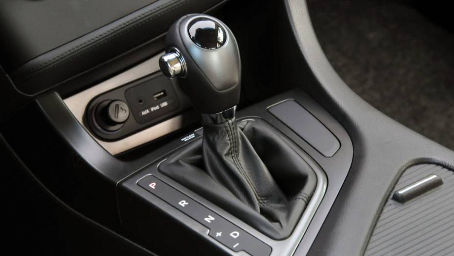 Modelo conta com controles no volante | <a href="https://gutenberg.quatrorodas.abril.com.br/carros/lancamentos/kia-optima-681089.shtml" rel="migration">Leia mais</a>