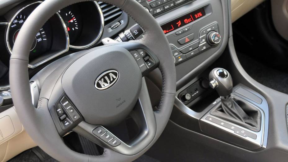 Interior ganhou uma lista vasta de equipamentos | <a href="https://gutenberg.quatrorodas.abril.com.br/carros/lancamentos/kia-optima-681089.shtml" rel="migration">Leia mais</a>
