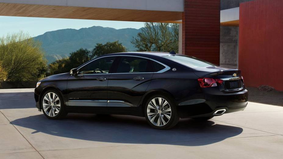 Traseira tem uma queda suave em dire&ccedil;&atilde;o &agrave;s belas lanternas | <a href="https://gutenberg.quatrorodas.abril.com.br/saloes/nova-york/2012/chevrolet-impala-681135.shtml" rel="migration">Leia mais</a>