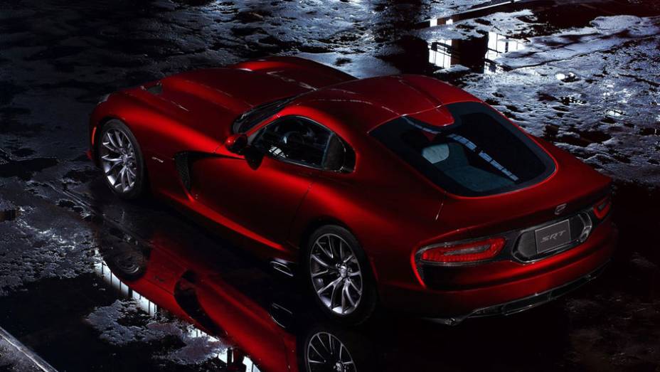 Lanternas traseiras remetem &agrave; Maserati GranTurismo| <a href="https://gutenberg.quatrorodas.abril.com.br/saloes/nova-york/2012/srt-viper-681186.shtml" rel="migration">Leia mais</a>