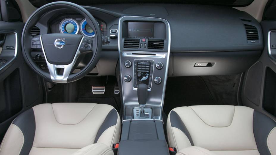 Console central flutuante acrescenta charme ao design limpo do interior. | <a href="https://gutenberg.quatrorodas.abril.com.br/carros/comparativos/land-rover-evoque-x-audi-q3-x-volvo-xc60-x-bmw-x1-681821.shtml" rel="migration">Leia mais</a>