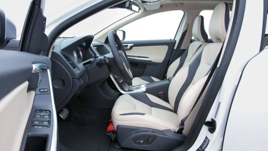 O Volvo é o que melhor alia ergonomia e conforto. | <a href="https://gutenberg.quatrorodas.abril.com.br/carros/comparativos/land-rover-evoque-x-audi-q3-x-volvo-xc60-x-bmw-x1-681821.shtml" rel="migration">Leia mais</a>