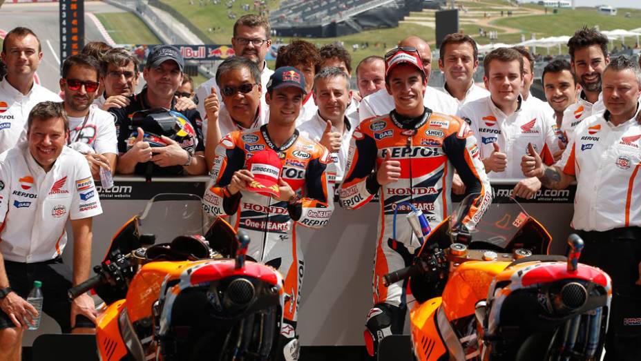 Márquez e Dani Pedrosa comemorando a dobradinha da Honda | <a href="https://gutenberg.quatrorodas.abril.com.br/moto/noticias/marquez-domina-treino-pole-austin-779649.shtml" rel="migration">Leia mais</a>