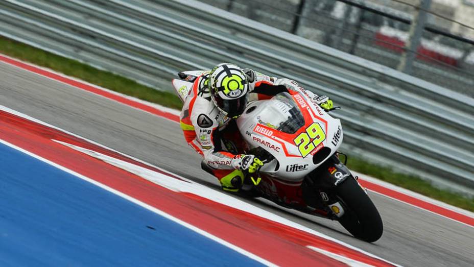 Andrea Iannone (foto) é o novo e Andrea Dovizioso é o décimo melhor colocado | <a href="https://gutenberg.quatrorodas.abril.com.br/moto/noticias/marquez-domina-treino-pole-austin-779649.shtml" rel="migration">Leia mais</a>