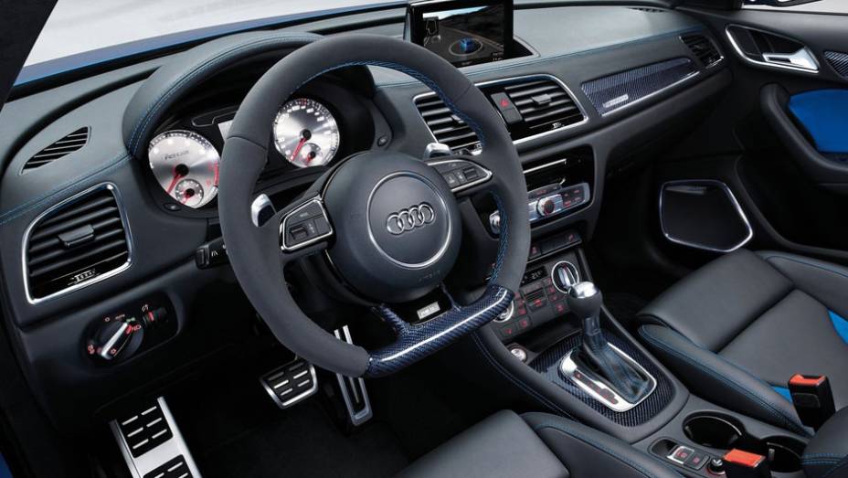 Volante achatado e detalhes esportivos por todos os lados | <a href="https://gutenberg.quatrorodas.abril.com.br/saloes/pequim/2012/audi-rs-q3-concept-682486.shtml" rel="migration">Leia mais</a>