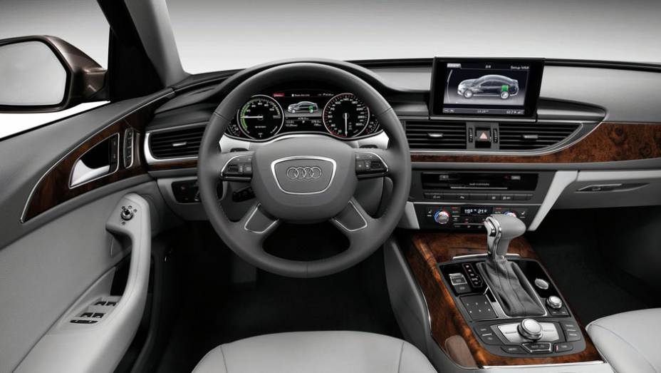 Um dos motores do e-tron &eacute; 2.0 a combust&atilde;o, e gera pot&ecirc;ncia de 208 cavalos | <a href="https://gutenberg.quatrorodas.abril.com.br/saloes/pequim/2012/audi-a6-l-e-tron-682722.shtml" rel="migration">Leia mais</a>